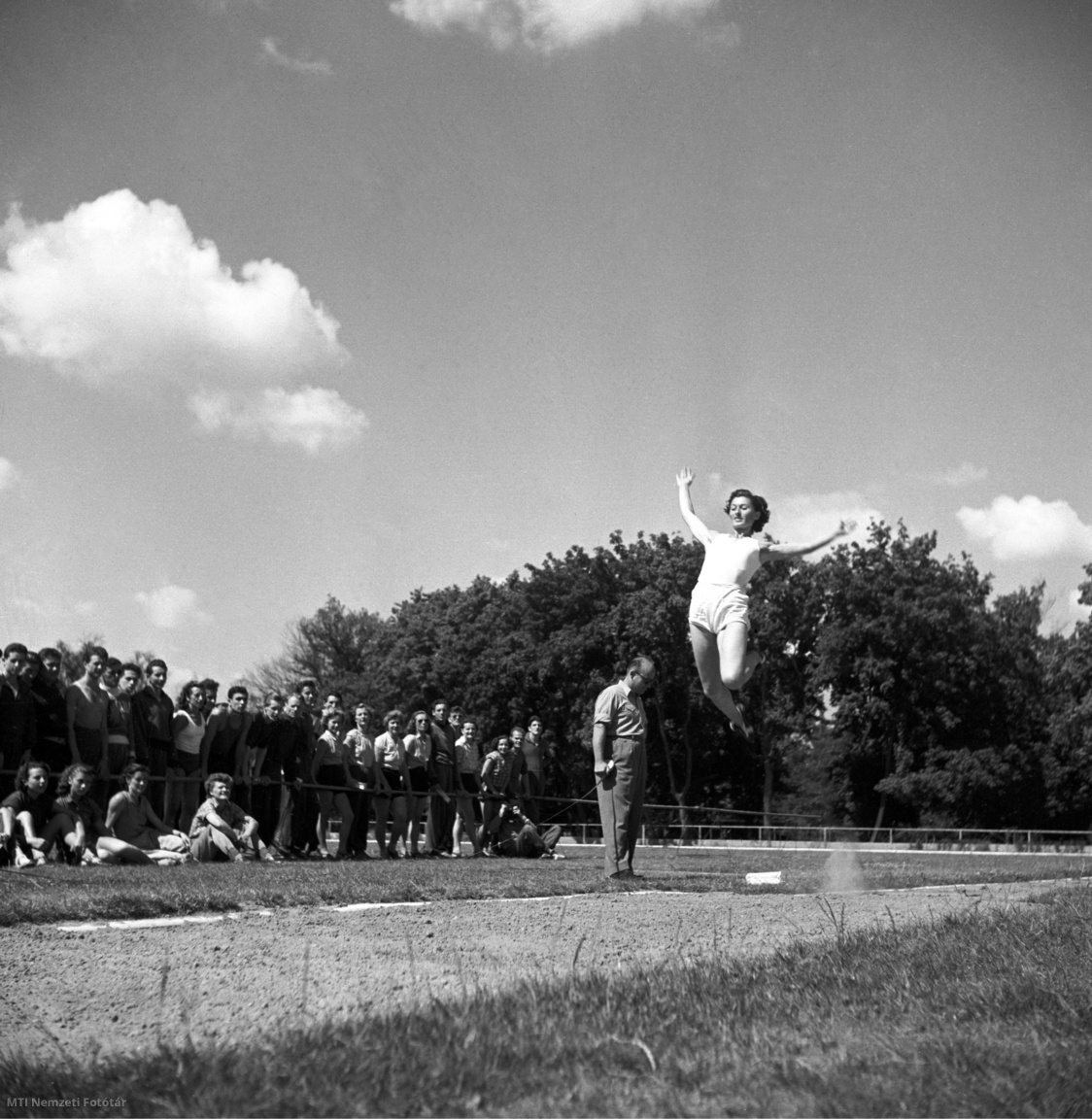 Tata, 1951. július 22. Gyarmai Olga távolugró, olimpiai bajnok edzése a tatai olimpiai edzőtáborban.
