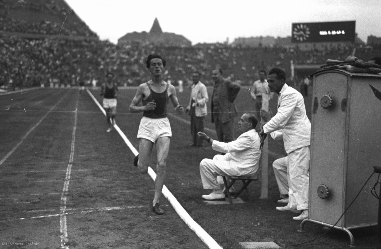 Budapest, 1956. július 15. Az országos felnőtt atlétikai bajnokság első napján a Népstadionban Iharos Sándor új világcsúccsal ér be a célba a 10 000 m-es síkfutásban (28:42:8).