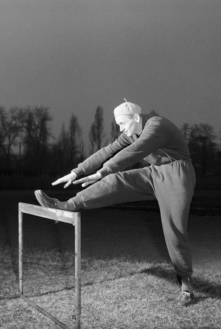 Budapest, 9 de enero de 1961. Stefan Rosavolgi, corredor de fondo, entrena en el complejo deportivo Vasas Népliget.  El atleta se prepara para el evento de atletismo bajo techo de 1 milla en Nueva York.