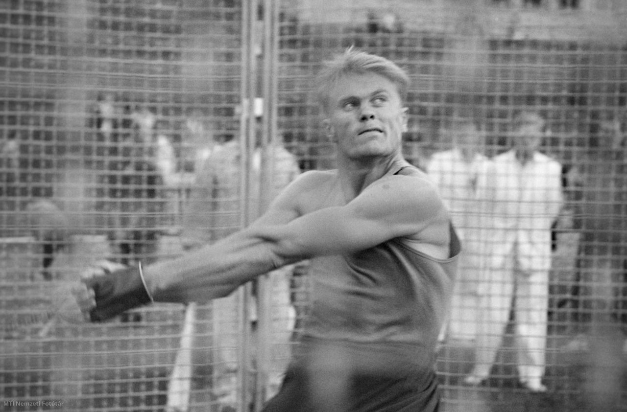 Budapest, 1961. szeptember 10. Zsivótzky Gyula, a kalapácsvetés győztese a Népstadionban rendezett országos atlétikai bajnokságon. 