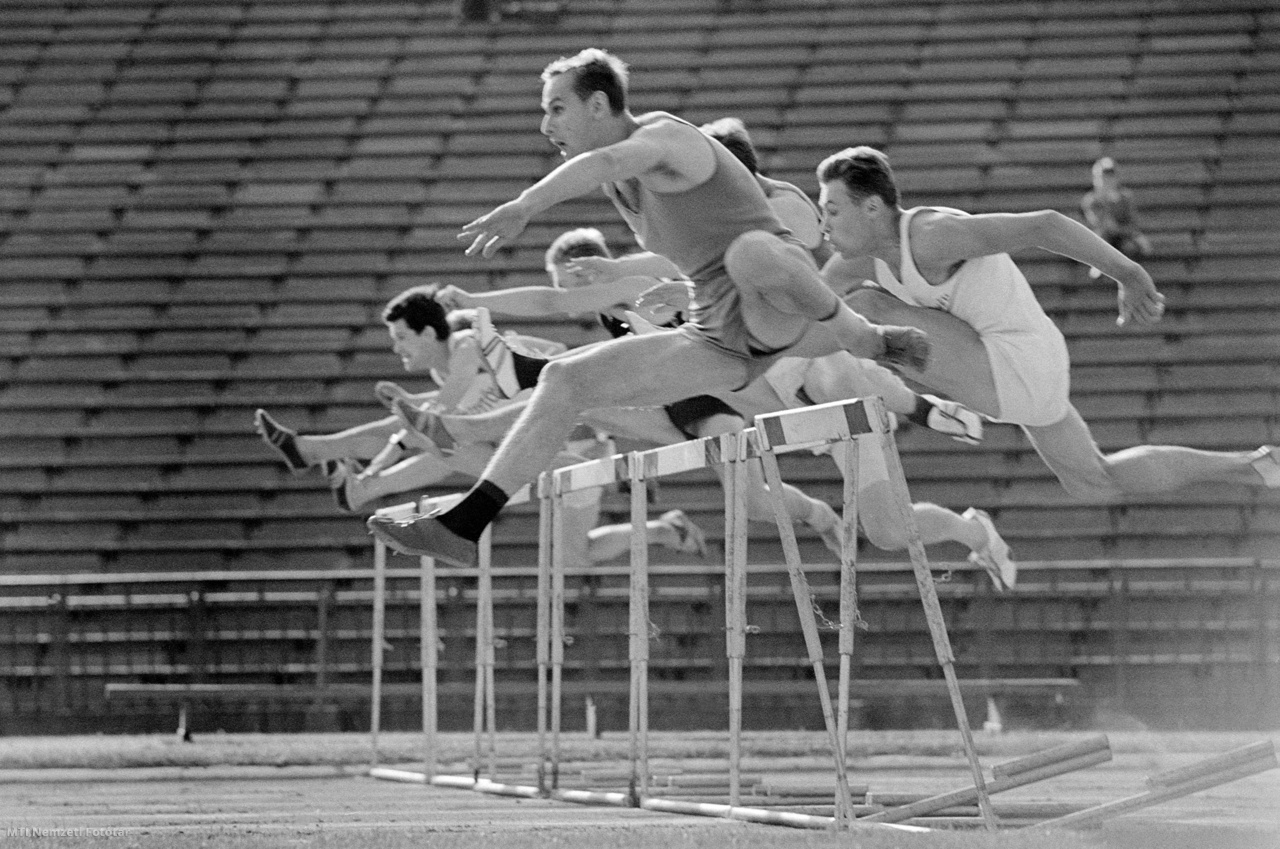 Budapest, 1964. július 3. A 110 méteres gátfutás döntője az Atlétika Országos Bajnokságon, melyen Fluck Miklós, a Vasas sportolója győzött.