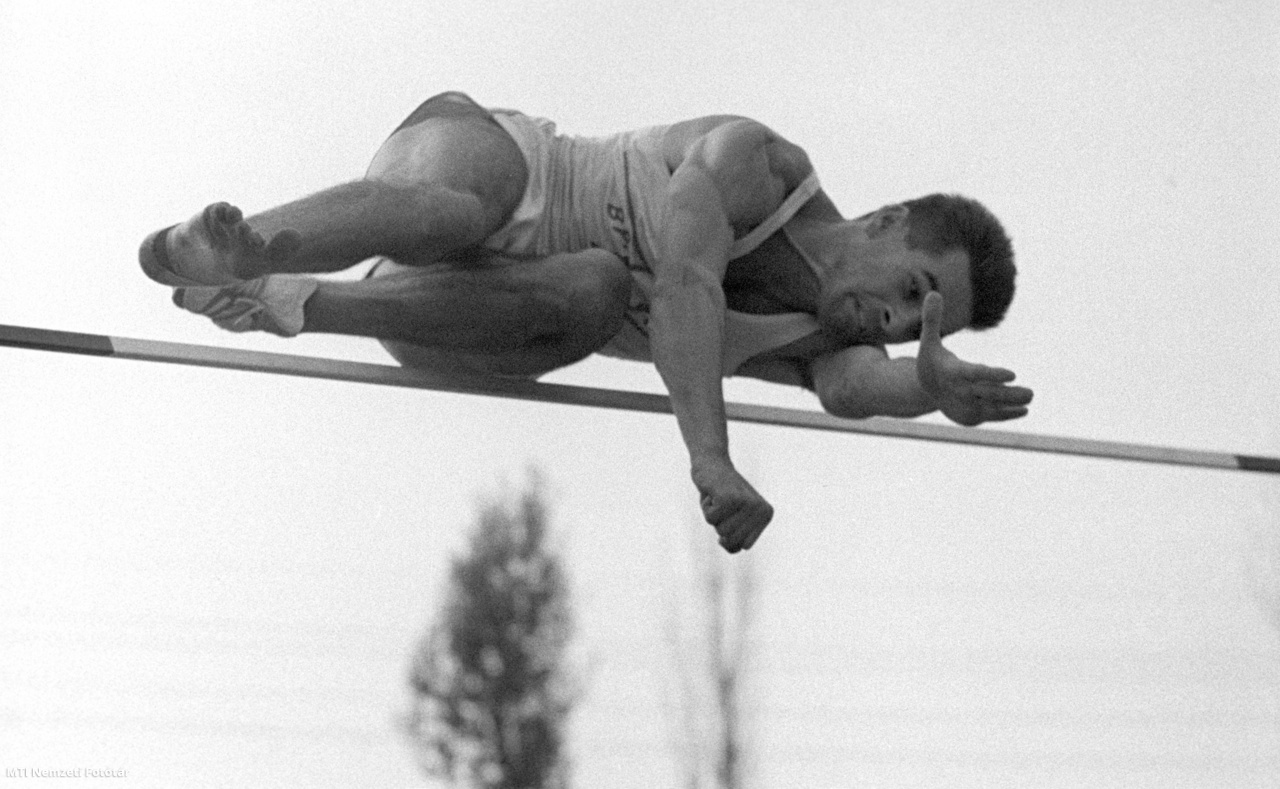 Budapest, 1964. augusztus 15. Noszály Sándor 2 méteres ugrásával megnyeri a férfi magasugrást a Budapesti Vörös Meteor Országos Atlétikai Versenyen.