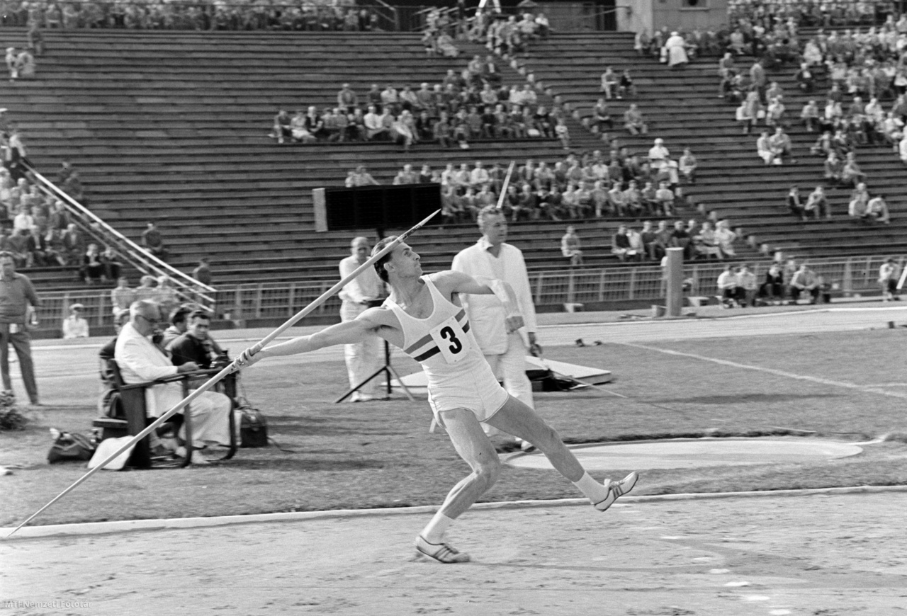 Budapest, 30 de septiembre de 1961. El lanzador de jabalina Gergely Kulcsár compite en el lanzamiento de jabalina masculino en la competencia de atletismo húngaro-sueca en Népstadion.  El corredor ganó la medalla de oro con un lanzamiento de 78,48 metros.