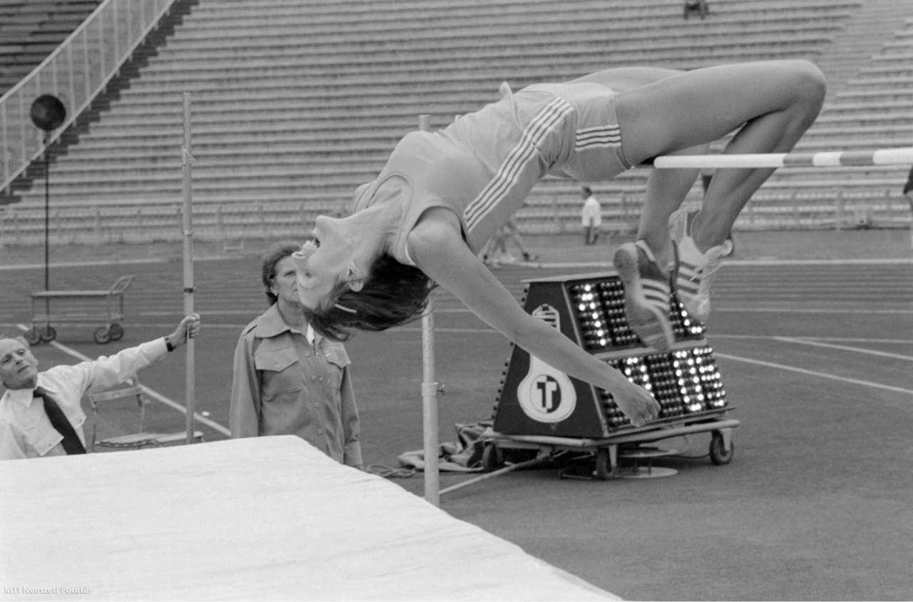 Budapest, 28 de julio de 1979. El atleta Andrea Mattai salta en el Campeonato Nacional de Atletismo en Népstadion (desde 2002 Estadio Ferenc Puskás).  Matai ganó el salto de altura femenino con una altura de 190 cm.