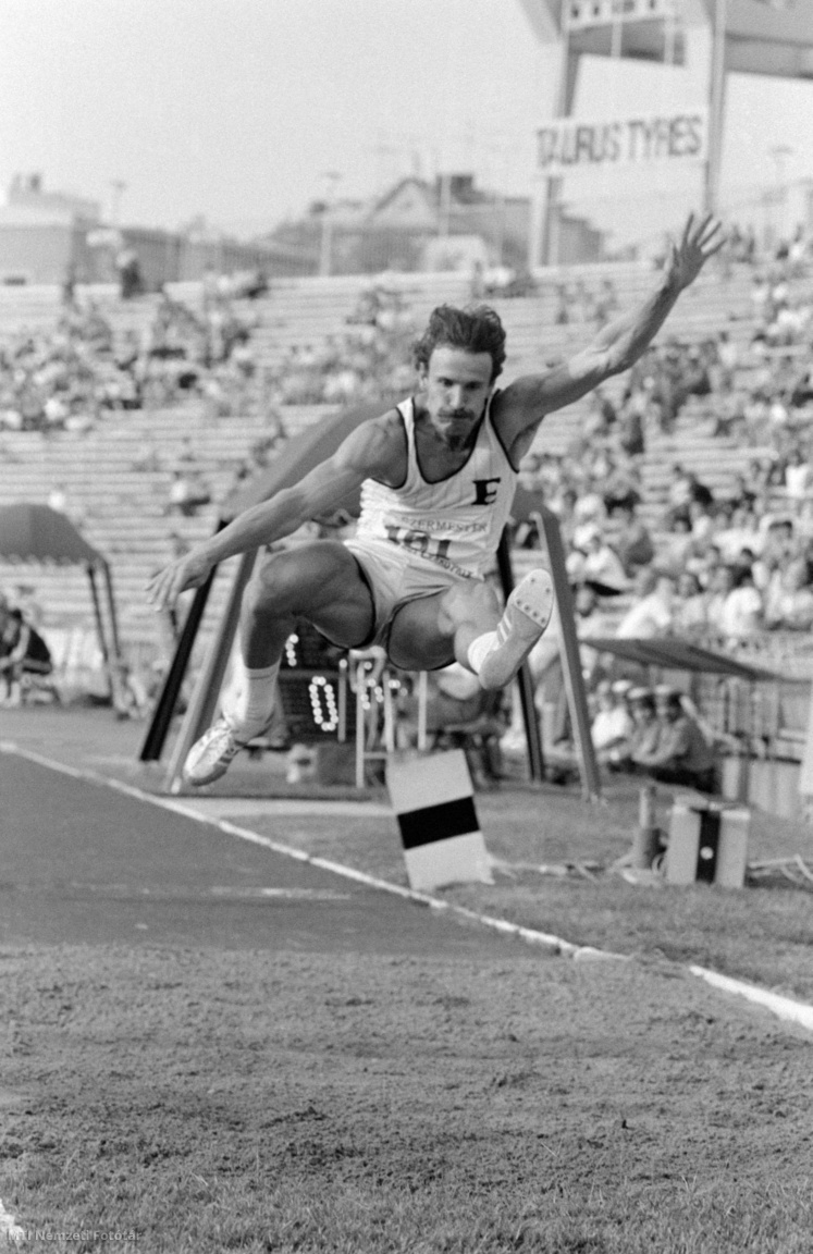 Budapest, 29 de julio de 1983. El ganador del salto de longitud Laszlo Salma salta en el Campeonato Internacional de Atletismo de Budapest en Népstadion (de Ferenc Puskás 2002).  El jinete estableció un nuevo récord nacional con un salto de 824 cm.