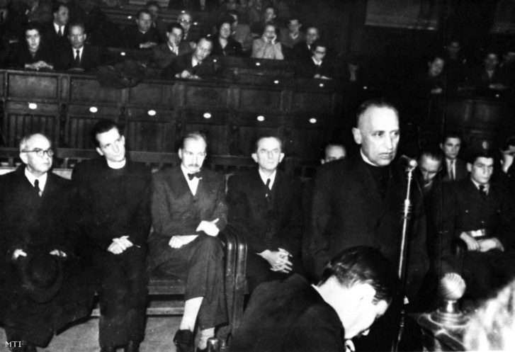 Mindszenty József hercegprímás a Budapesti Népbíróság előtt 1949. február 8-án
