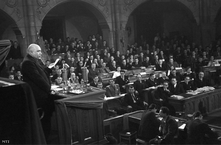 Rákosi Mátyás, a Magyar Kommunista Párt főtitkára beszél a Szociáldemokrata Párt XXXVI. Kongresszusán a parlamentben 1948. március 6-án