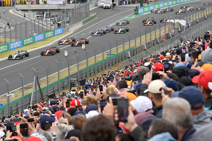 Elrajtol a Formula–1-es Magyar Nagydíj mezőnye a mogyoródi Hungaroringen 2022. július 31-én