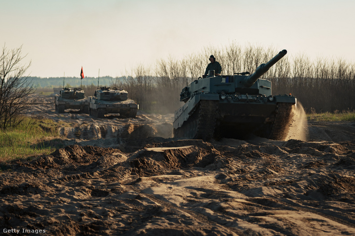 Ukrán katonák hadgyakorlata Leopard–2-es harckocsikkal 2023. május 14-én