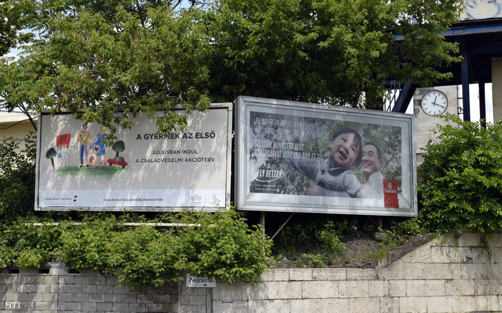 A kormány babaváró támogatását hirdető plakátja Kőbánya alsó vasútállomásnál 2019. május 19-én