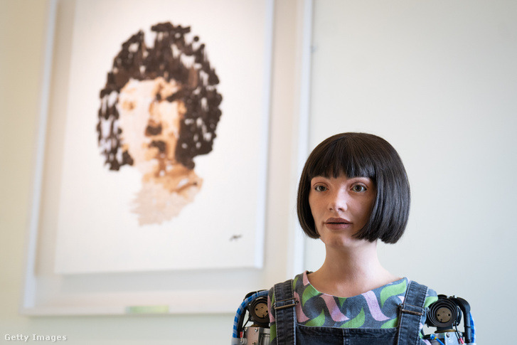 Ai-Da, a művészrobot önarcképével a London Design Biennálén 2023 június 1-én
