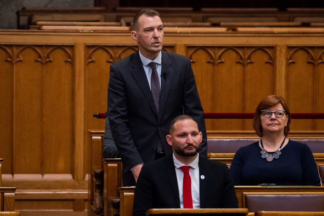 Barkóczi Balázs, a DK képviselője felszólal napirend előtt az Országgyűlés rendkívüli plenáris ülésén 2023. június 16-án