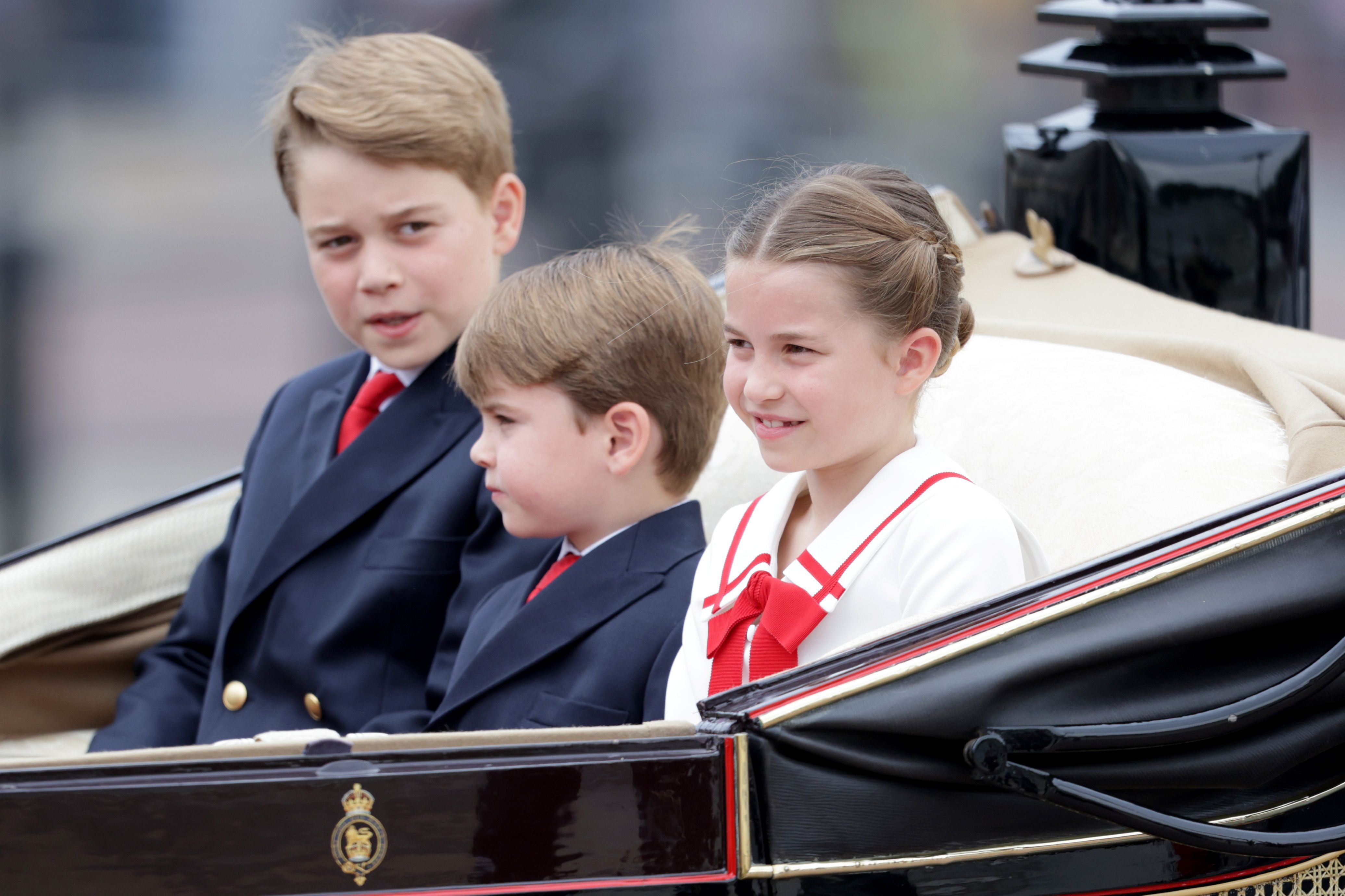 György herceg (bal szélén), a kis Lajos és Charlotte a hintó biztonságából nézelődtek a parádén.