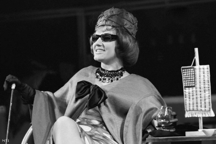 Máthé Erzsi Mrs. Marron, amerikai üzletasszony szerepében játszik Szánthó-Vécsey-Szenes Lúdas Matyi című zenés játékában 1965. április 29-én