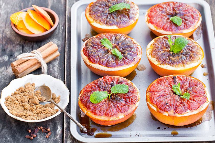 A grapefruit antioxidánsokban bővelkedik, azon belül is kiemelkedő a naringenin- és a naringintartalma, mindkettőnek kimutatták májvédő hatását, csökkentik a zsír mennyiségét is a kiválasztószervben. A naringenin még a zsírégetéshez szükséges enzimek számát növeli is, így akadályozva a felesleges zsír felhalmozódását. Magában, nyersen is fogyaszthatod, de érdemes kipróbálni a grillezett változatát is.