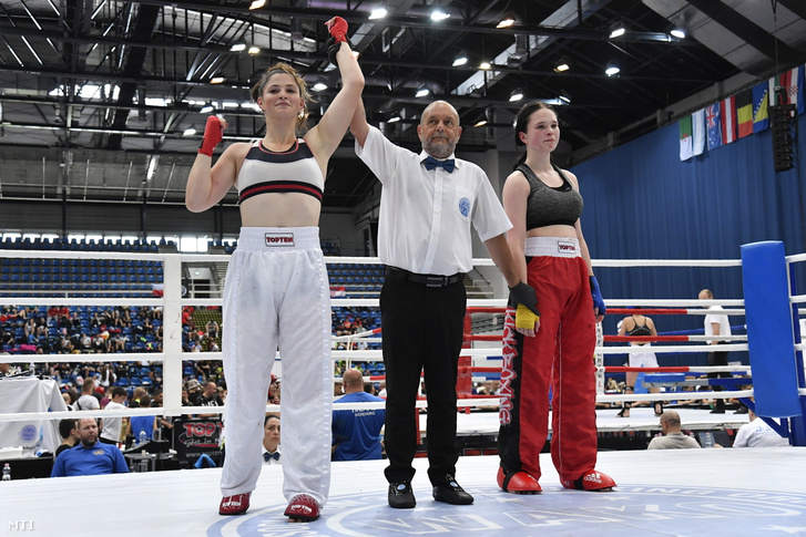 A győztes Müncz Kata (b) az ukrán Viktorija Bojarcsenko (j) elleni mérkőzés után, a junior 65 kilogrammos súlycsoport eredményhirdetésén a 28. magyar kick-box világkupán a fővárosi BOK Csarnokban 2023. június 18-án