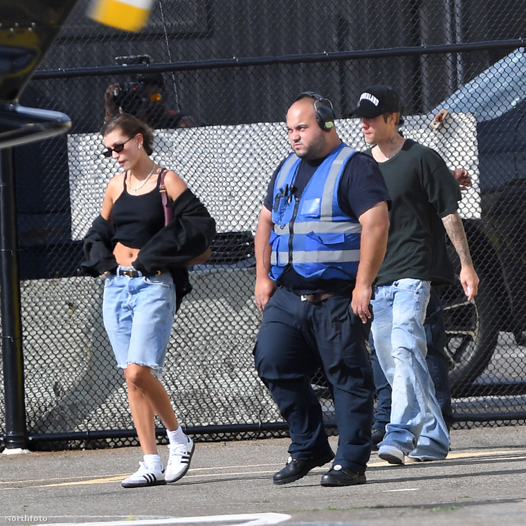 Justin Bieber és felesége, Hailey Bieber stílusosan és nagyon sietve hagyta el Manhattant egy helikopterrel