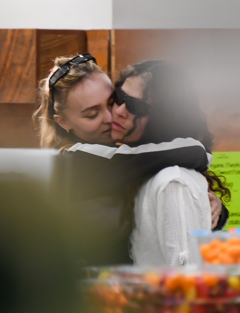 A leszbikus páros valósággal felborzolta a kedélyeket, amikor később a zöldséges stand előtt egymásnak estek