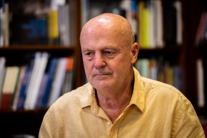 Egyetlen pillanat alatt dobta el a biztos jövőjét a lépcsőházban