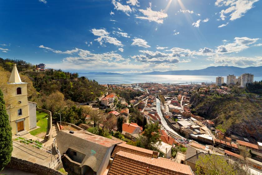 Fiume, azaz Rijeka városának vasútállomása szinte közvetlenül a tengerparton található, így a vonatról leszállva máris élvezhetitek a végtelen víz látványát, ám érdemes bejárni a gyönyörű település látnivalóit is.