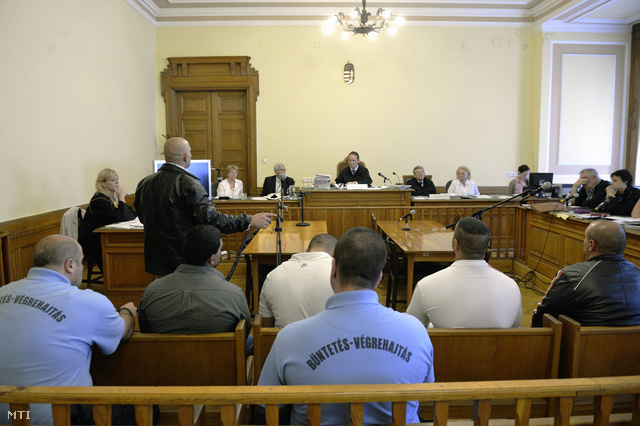 R. Elemér és öt vádlottársa a Fővárosi Törvényszéken folyó büntetőper tárgyalásán, 2013. szeptember 5.