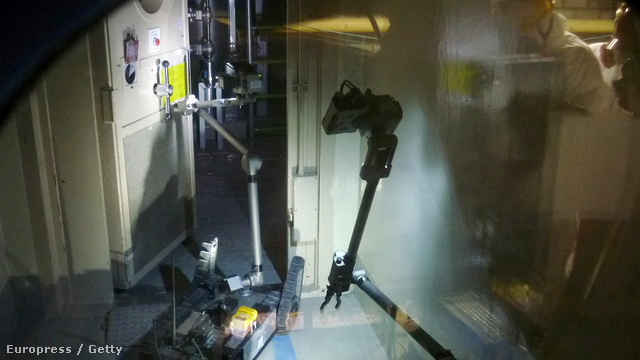 Távirányítható robot a szivárgó erőmű egyik épületében