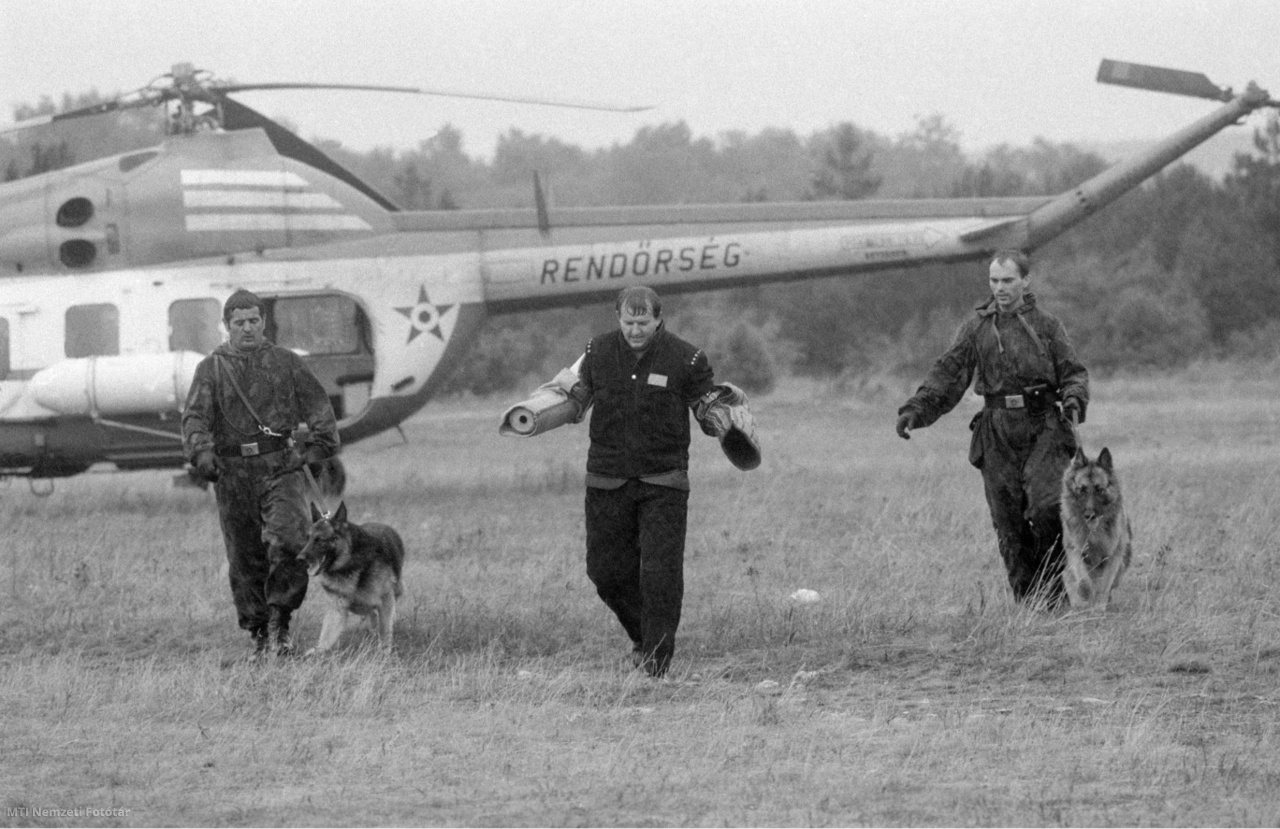 Csopak, 1988. augusztus 23. Egy feltételezett terrorista elfogása a Forradalmi Rendőri Ezred középiskolásoknak rendezett toborzó bemutatóján, a csopaki továbbképző táborban. A háttérben egy Mil Mi–2-es rendőrségi helikopter, az előtérben két nyomkövető német juhászkutya.