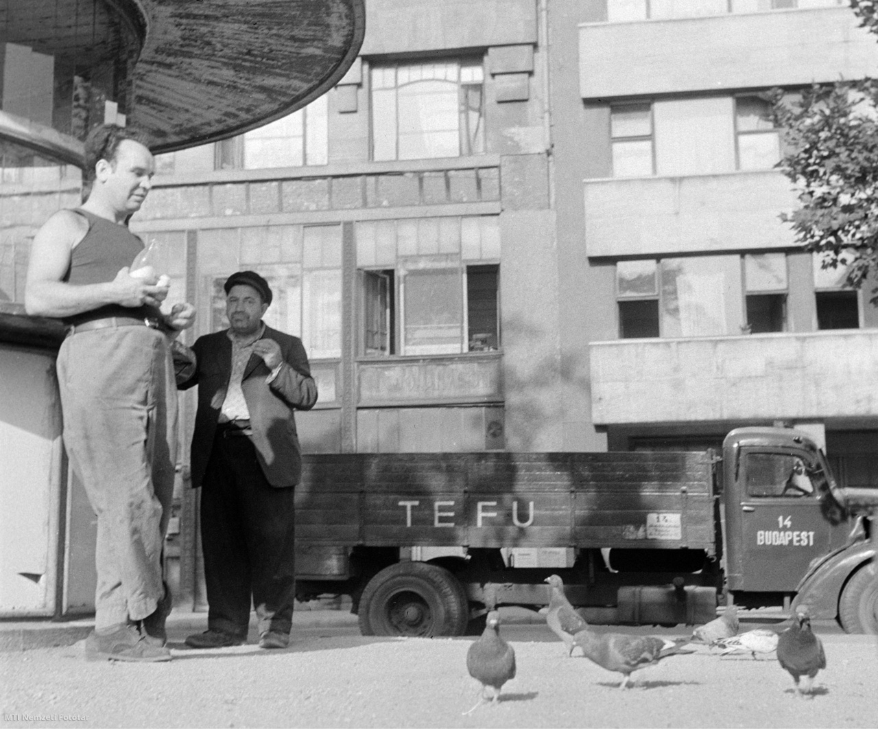 Budapest, 1958. július 19. Tejet és péksüteményt reggeliző férfiak az Engels téri tejivónál. A háttérben a Teherfuvarozási Vállalat (TEFU) teherautója áll.