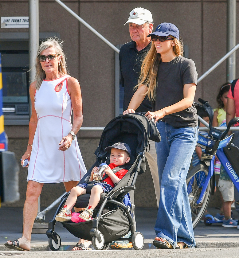 Jennifer Lawrence a szüleivel és egyéves kisfiával indult sétálni New Yorkban