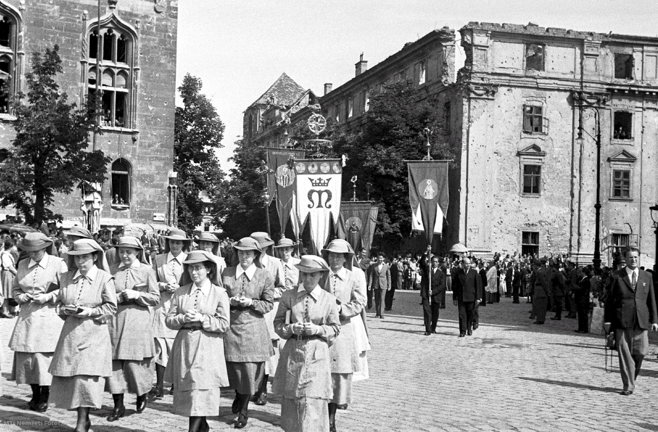Budapest, 1948. május 27. Női szerzetesrendek felvonulása a körmenetben. Napsütéses, késő májusi napon tartották a budai vár romokkal tarkított utcáin az Úrnapi körmenetet, egyházi, állami és társadalmi szervezetek vezetőinek részvételével