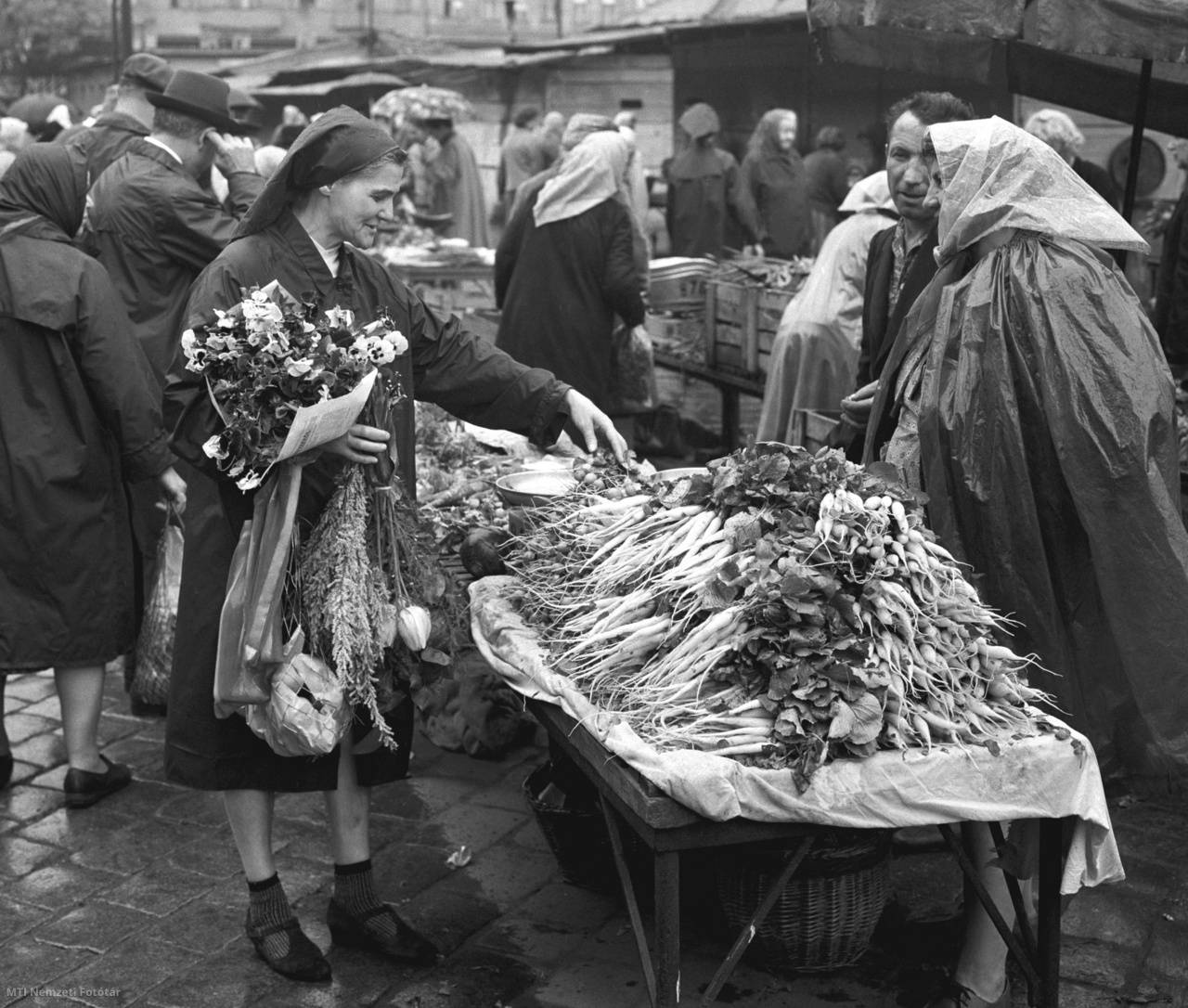 Budapest, 1969. május 10. Zöldséget vásárló nő a Teleki téri piacon. Elkészültek a modern árusítópavilonok a piacon, így kényelmesebb körülmények között lehet vásárolni