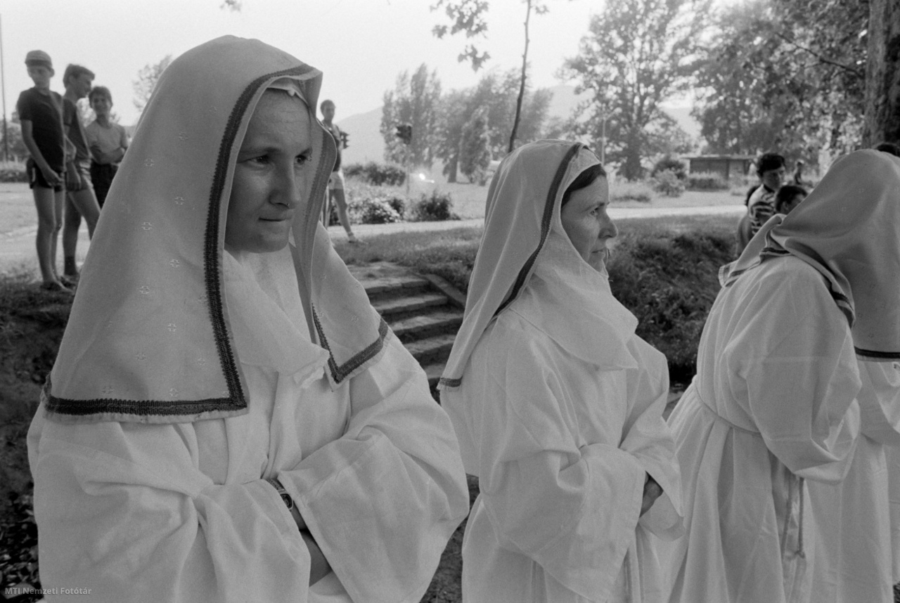 Visegrád, 1987. június 27. Apácák nézik a produkciót a Visegrádi Palotajátékok elnevezésű rendezvényen