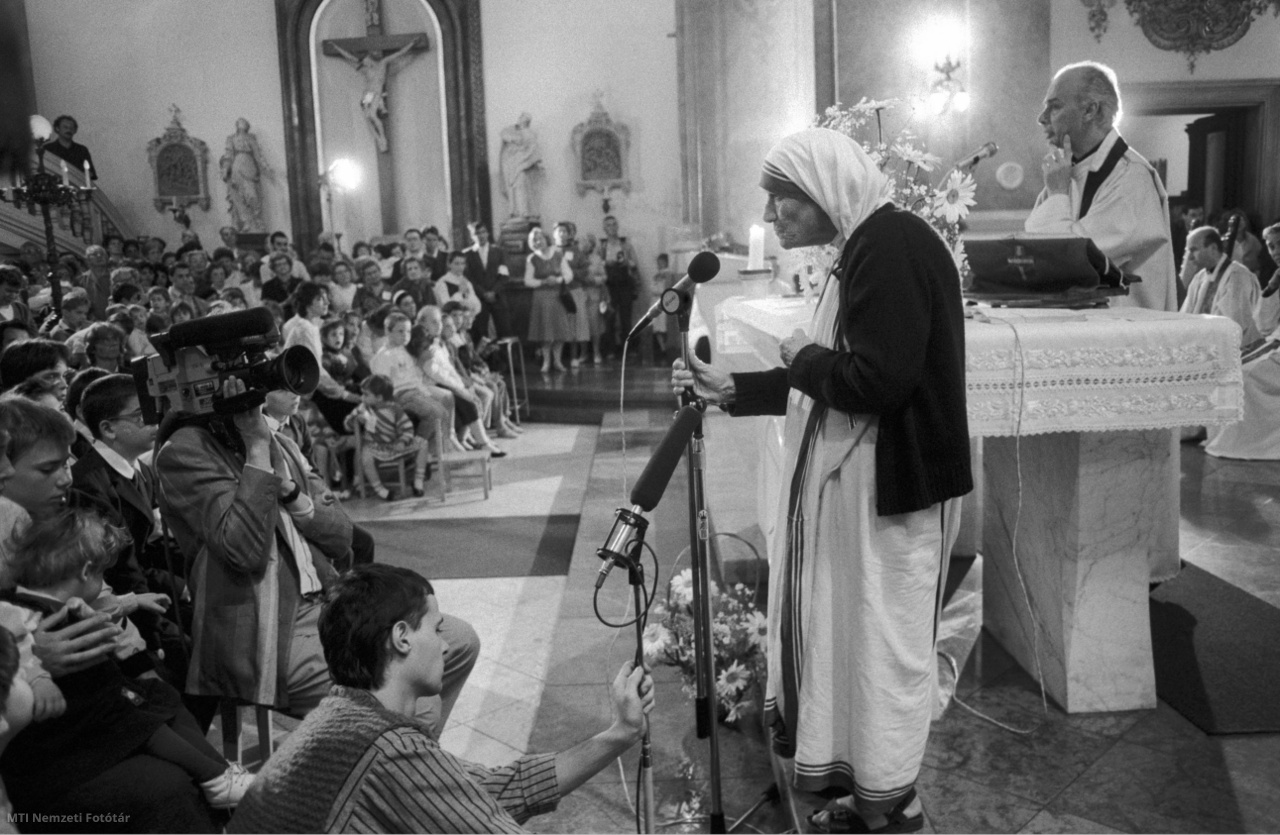 Budapest, 1989. június 18. A magyar katolikus egyház meghívására hazánkban tartózkodó kalkuttai Teréz anya beszél a józsefvárosi templomban rendezett szentmisén