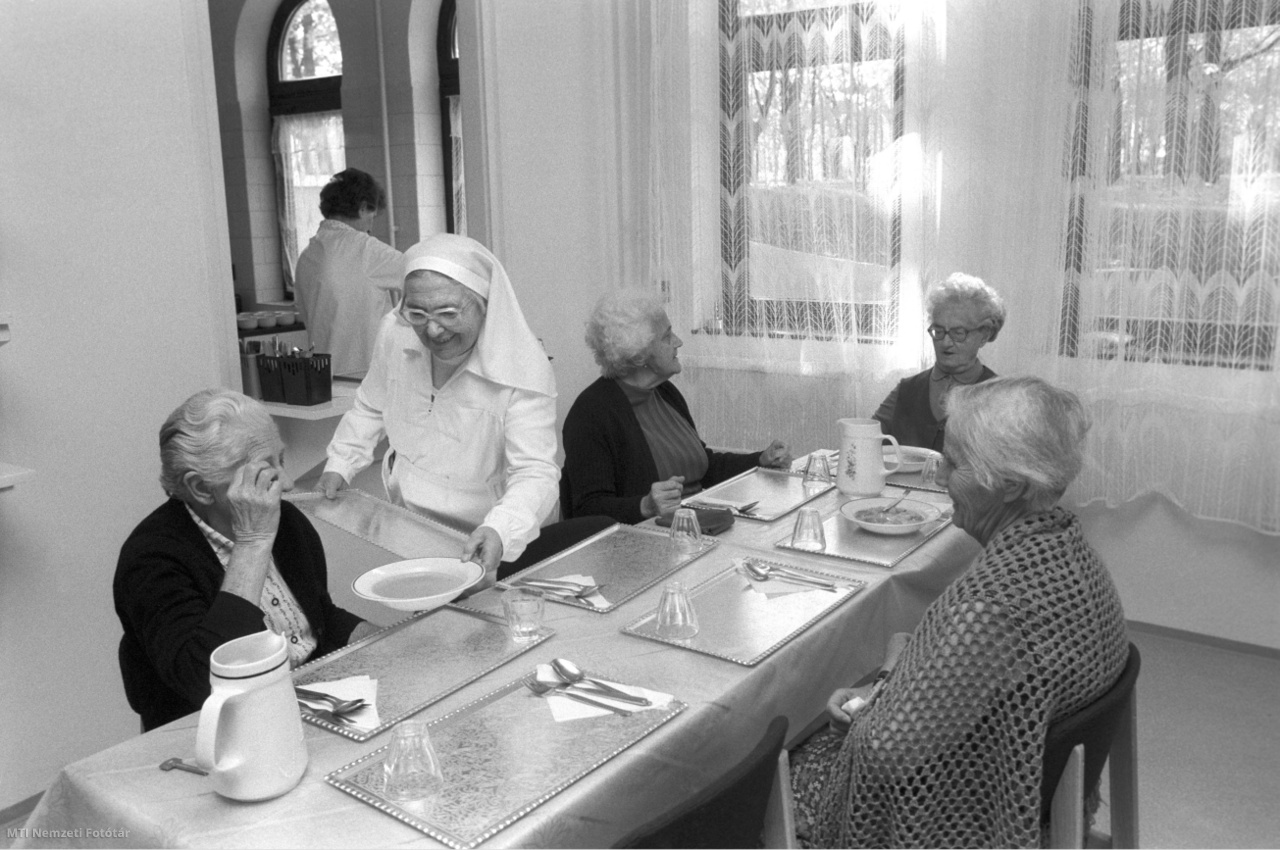 Budapest, 1990. október 17. Közös ebéd az új katolikus szeretetotthonban. A XXIII. János pápa szeretetotthon Emmausz részlegét 1990 júliusában avatták fel Máriaremetén.