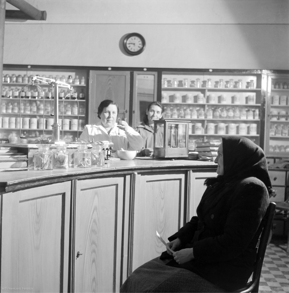 Orosháza, 1955. március 1. Gyógyszertárat létesítettek az orosházi Vörös Csillag Termelőszövetkezet dolgozóinak a Rákóczi telepen. Vezetője Jankovics Katalin gyógyszerész.