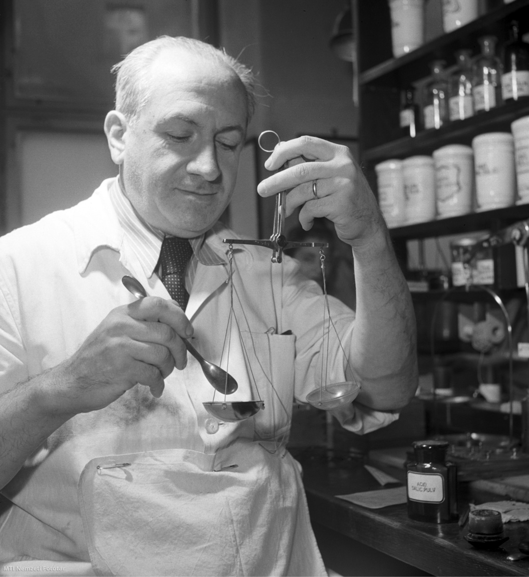 Budapest, 1957. november 30. Gönczi Sámuel az 516-os számú Kabai János Gyógyszertár gyógyszerésze a vénykészítőben gyógyszert mér ki.