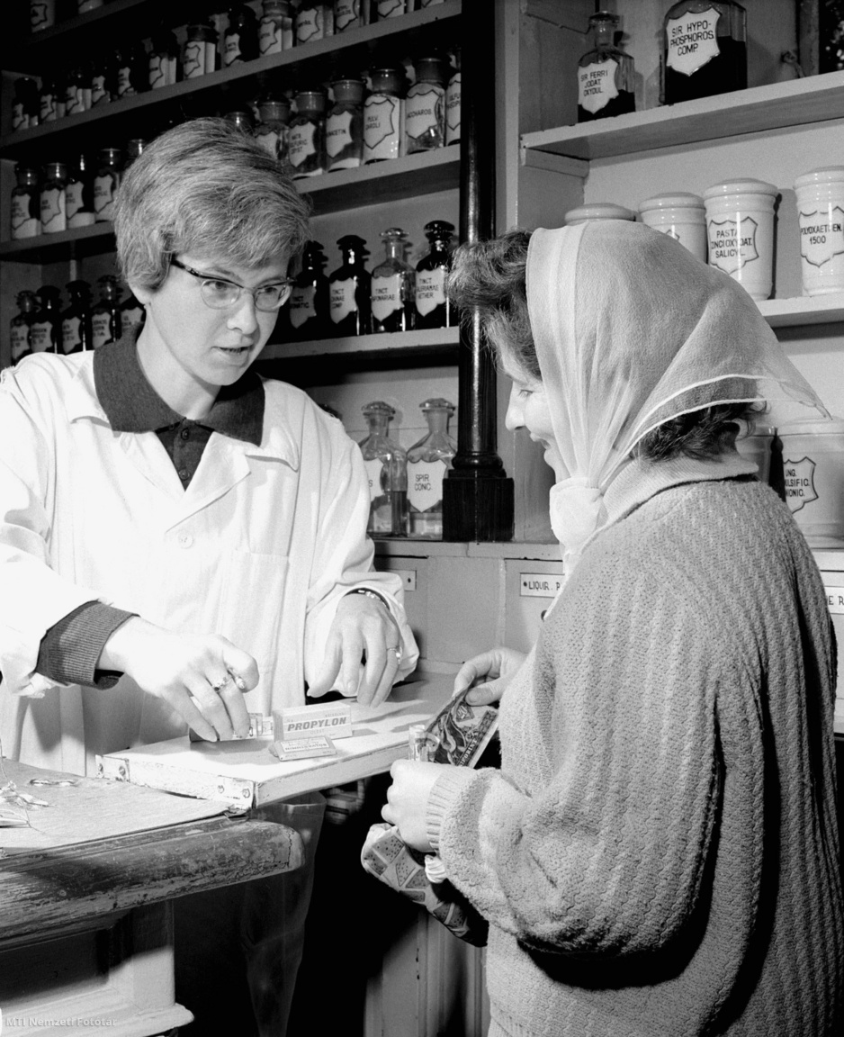 Tarján, 1967. október 7. Marx Angéla gyógyszerész kiszolgál egy pácienst a gyógyszertárban. 