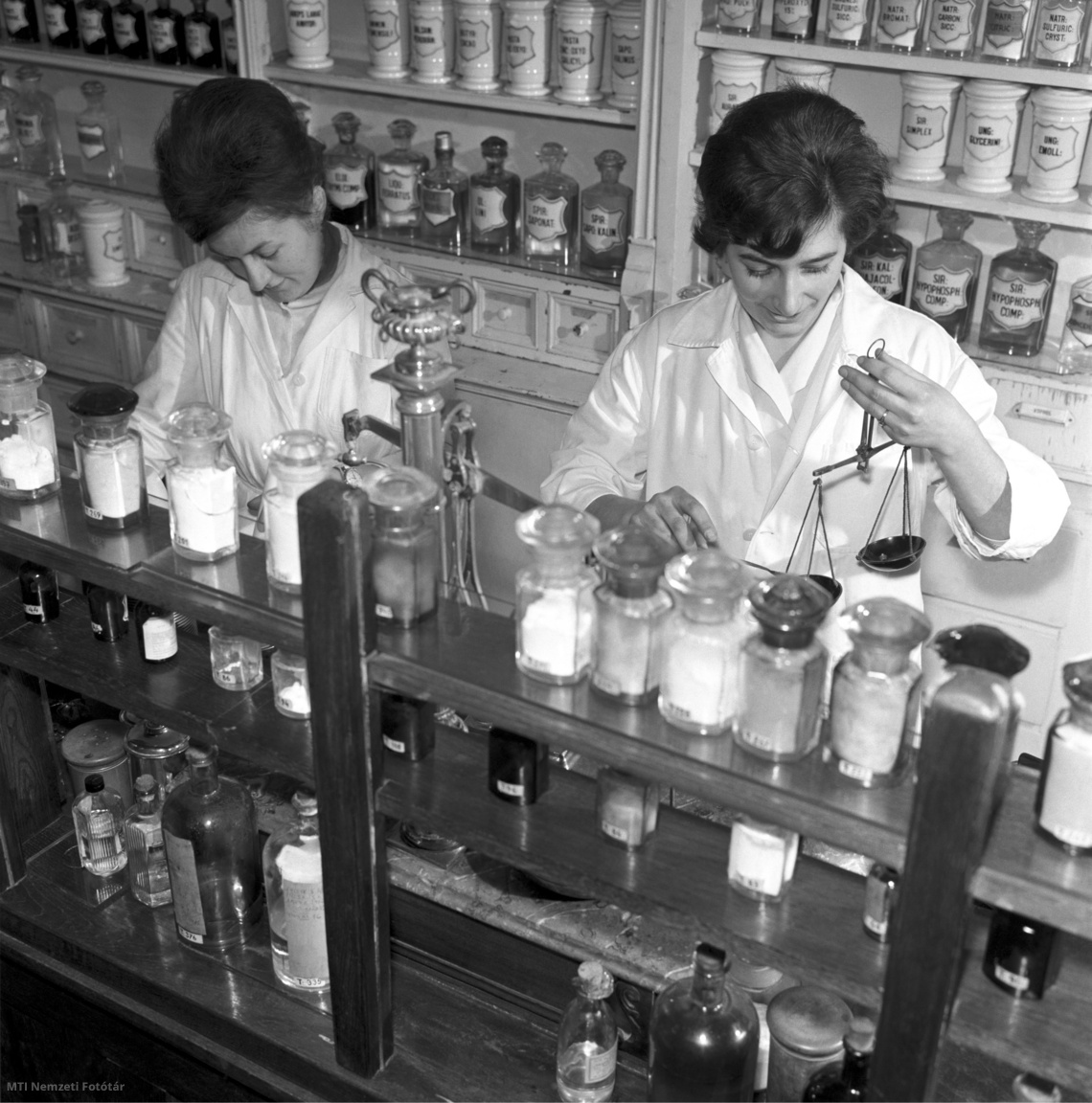 Dombóvár, 1964. január 8. Németh Magda és Gergely Ibolya asszisztensek gyógyszereket készítenek elő Dombóváron a 10/11-es gyógyszertárban. 