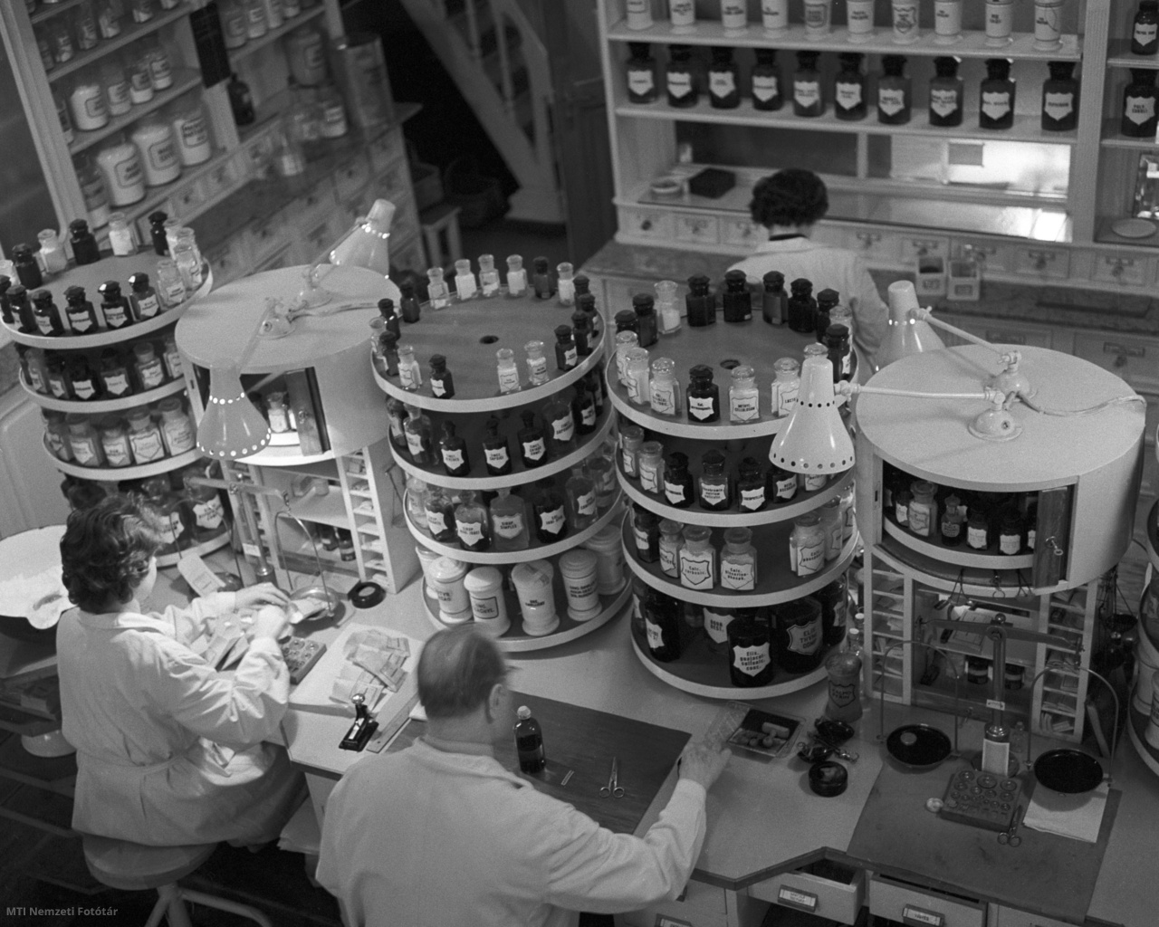 Budapest, 1961. december 7. Patikusok dolgoznak a 177 éves, híres, újjáépített Kígyó Gyógyszertár egyik munkatermében.