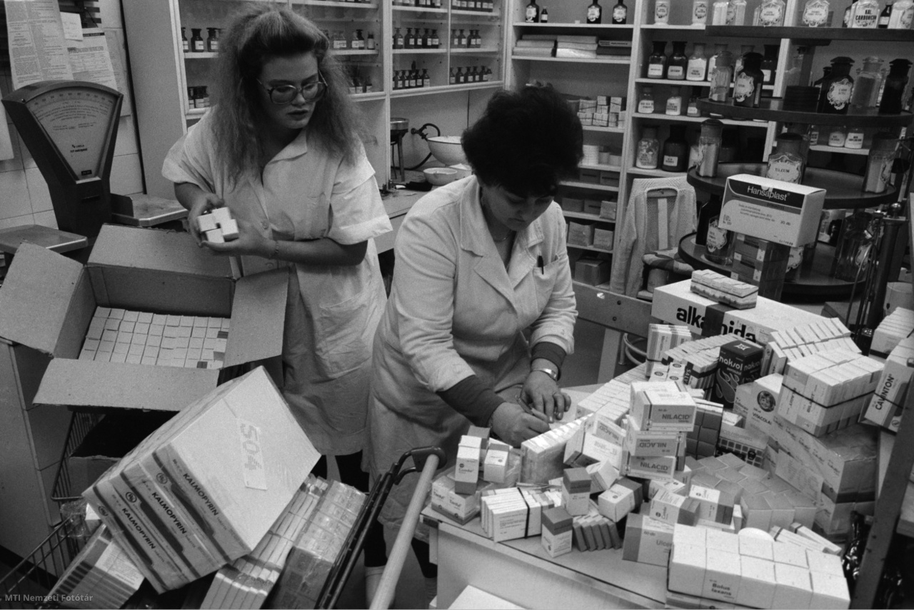 Budapest, 1989. január 4. Egy fővárosi gyógyszertár dolgozói leltározás közben. Január 4-től egy hétig leltároznak a fővárosi gyógyszertárak. A gyógyszerkészlet felmérése mellett átárazzák a készítményeket is.