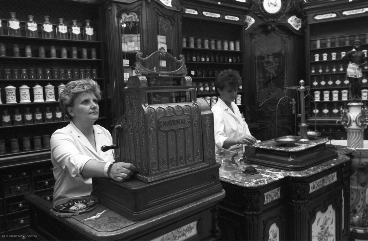 Pécs, 1990. május 28. A múzeumpatika nemcsak kiállítóhely hanem gyógyszereket is árusít. A Baranya megyei Gyógyszertári Központ és a Janus Pannonius Múzeum együttműködésével rendezték be az értékes gyűjteményt, amelynek egyes tárgyai csaknem háromszáz évesek.