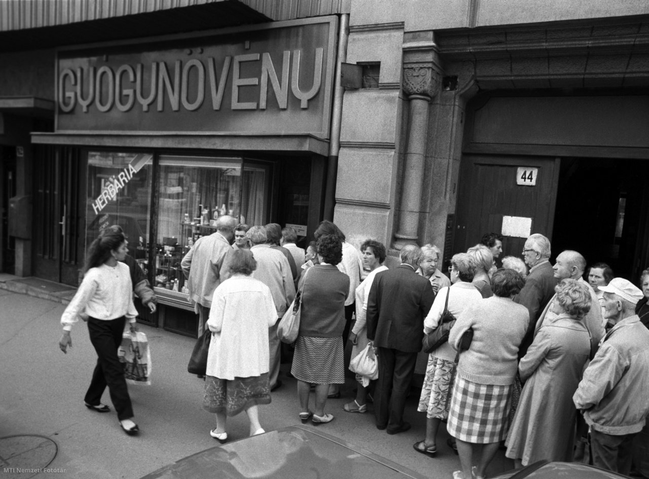 Budapest, 1989. szeptember 11. Béres cseppért sorban álló vásárlók a Margit körút 42. szám alatti Herbária gyógynövényszaküzlet előtt ( / MTI Nemzeti Fotótár)