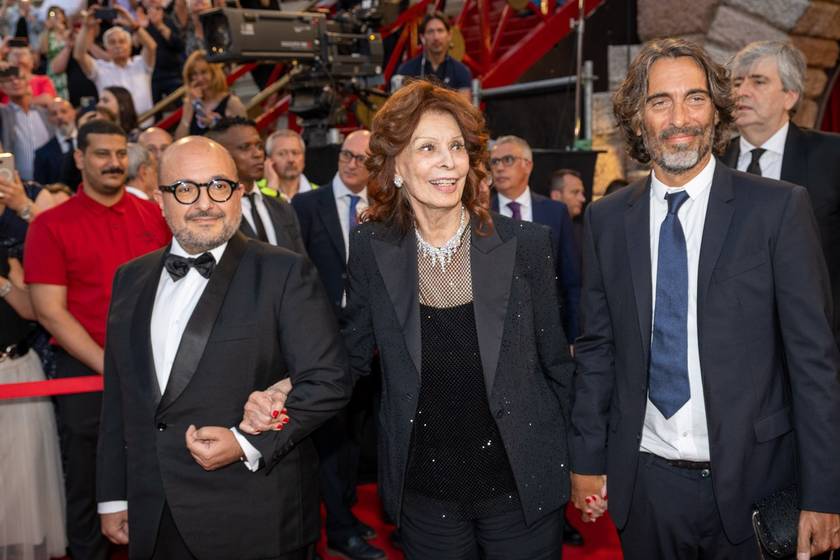 Gennaro Sangiuliano, az olasz kulturális miniszter, Sophia Loren és a színésznő fia, Carlo Ponti Jr. karmester az Aida premierjén vettek részt Veronában.
