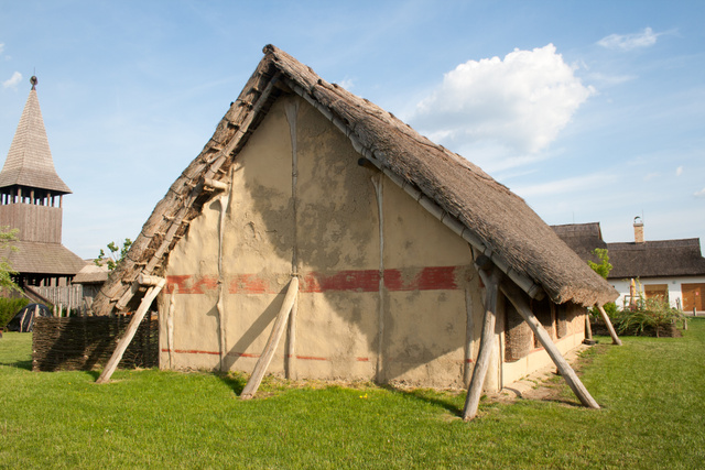 Újkőkori ház rekonstrukciója az M3 Archeoparkban