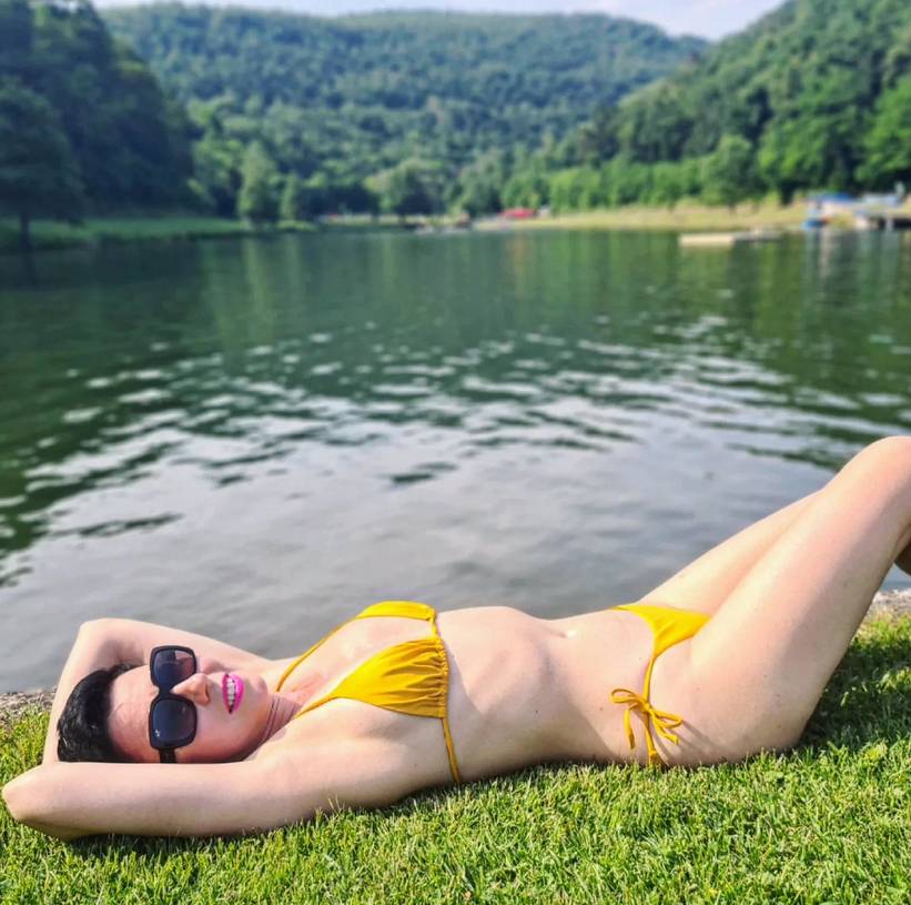 Járai Kíra a sárga bikiniben dögösen pózolt Ausztriában. Nem csoda, hogy záporoztak a lájkok és a kommentek.