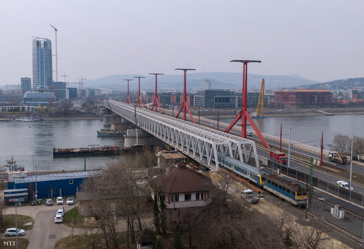 Az újjáépülõ Déli összekötõ vasúti híd és a Rákóczi híd 2022. március 17-én