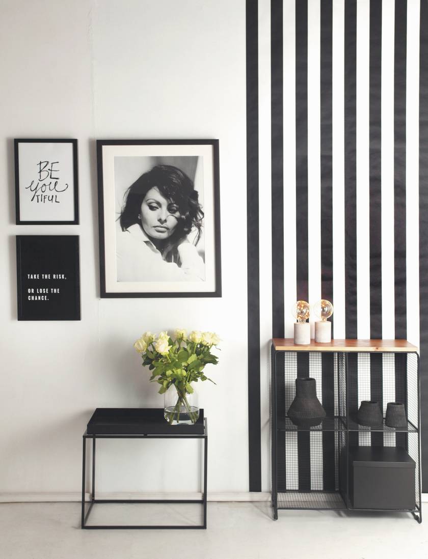 Egy fekete-fehér csíkos tapéta maga a megtestesült elegancia lehet, különösen pár hozzáillő bútordarabbal és dekorációval.