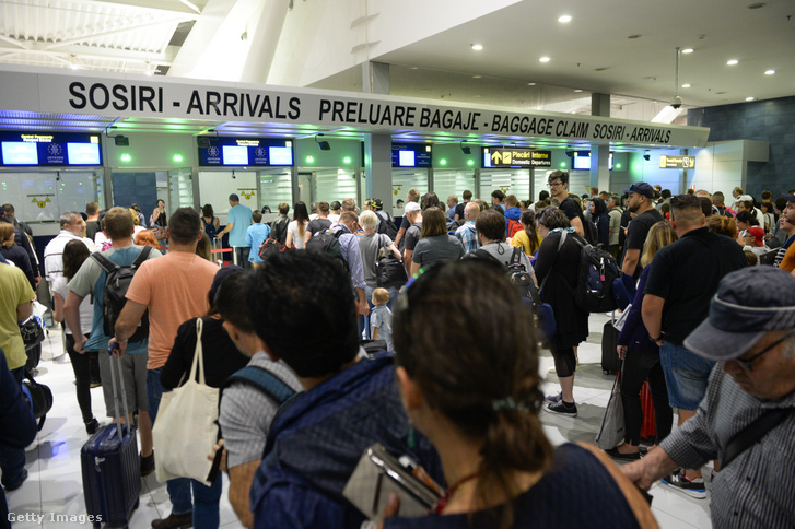 Utasok a bukaresti repülőtéren