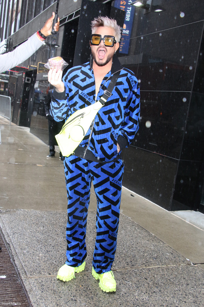 Adam Lambertet ebben az extravagáns, fekete csíkokkal tarkított kék szerelésben látták, amelyhez egy magas talpú, neonzöld cipőt és övtáskát húzott, utóbbit a vállán átdobva