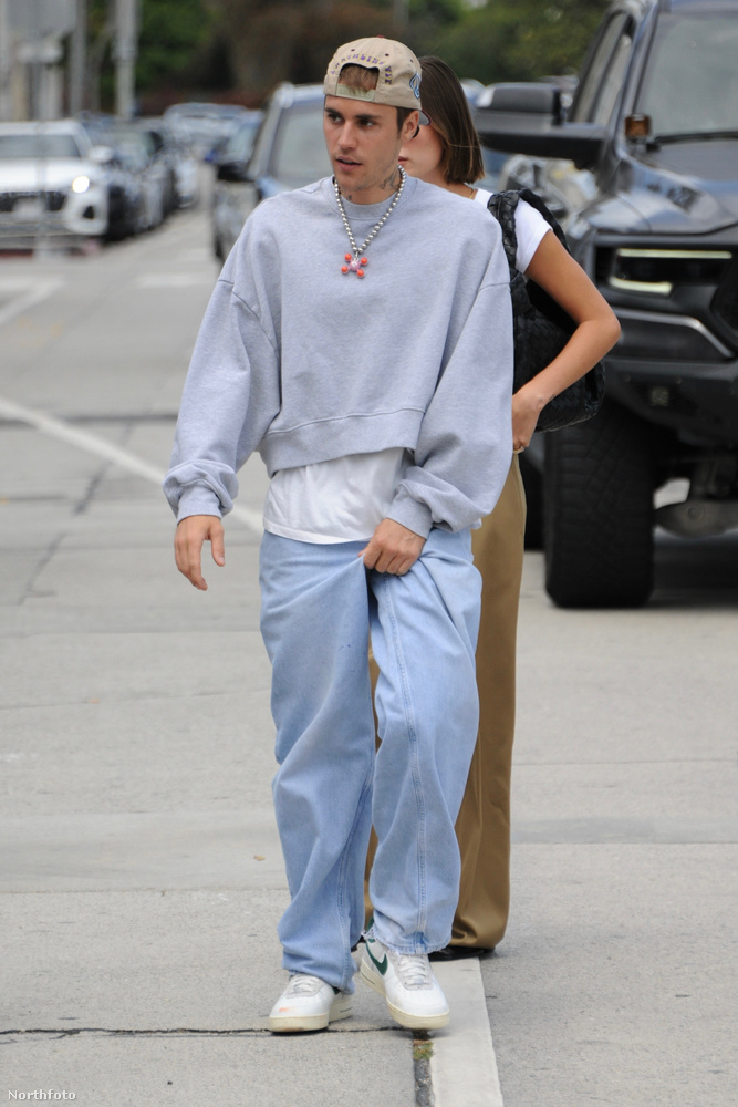 Szintén Los Angelesben sétálgatott Justin Bieber és felesége, Hailey Bieber